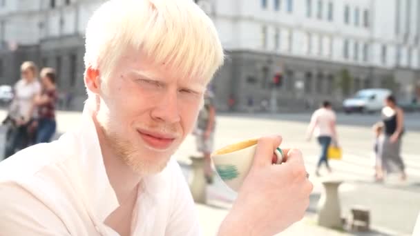 Retrato de um albino homem de pé ao ar livre — Vídeo de Stock