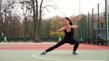 Ukrayna. Kharkov Ekim 2019 Koşucu, spor sahasında antrenman öncesi ısınmaya hazır bir kadın. Spordan önce parkta esneme hareketleri yapan zinde bir kızın gerçek zamanlı videosu.