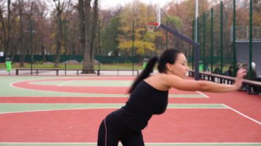 Ukrayna. Kharkov Ekim 2019 Koşucu, spor sahasında antrenman öncesi ısınmaya hazır bir kadın. Spordan önce parkta esneme hareketleri yapan zinde bir kızın gerçek zamanlı videosu.