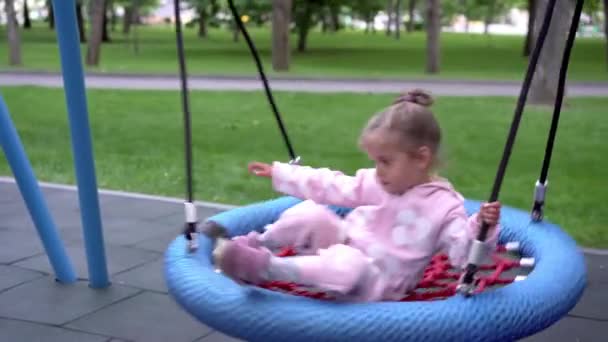 子供スイング巣遊び場クモの巣のスイング小さな女の子の子供は屋外の夏の美しい一日をプレイ。公園で可愛い赤ちゃんが楽しい — ストック動画