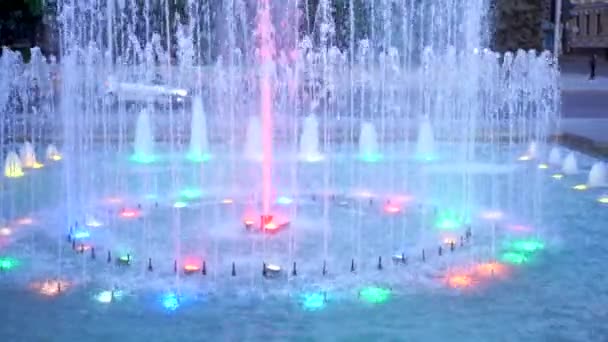 Fountain illumination colorful light summer day in the city — Stock Video