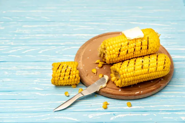 Grilled Hot Corn Cob Lies Cutting Board Plate Blue Wooden — Stock Photo, Image