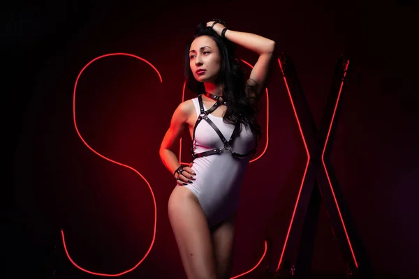 Hot Szexi Lány Neon Fény Tánc Éjszakai Klub Bőr Hámot — Stock Fotó