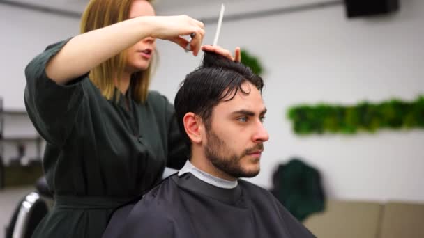 Stylový Muž Sedí Holič Shop Kadeřník Žena Stříhání Jeho Vlasy — Stock video