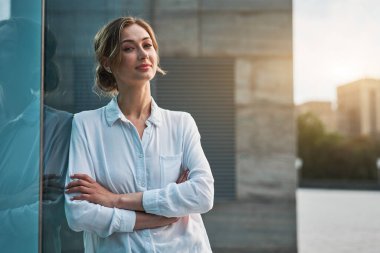 İş kadını başarılı kadın iş adamı kollarını kavuşturdu şirket binasının dış tarafında gülümsedi mutlu Kafkas özgüveni profesyonel iş kadını orta yaşlı kadın girişimci 