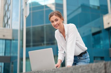 İş kadını dizüstü bilgisayar başarılı kadın iş adamı dışarıda şirket binası dış mimarisi Kafkasyalı profesyonel iş kadını orta yaş ekommerce anlaşması Online bankacılık