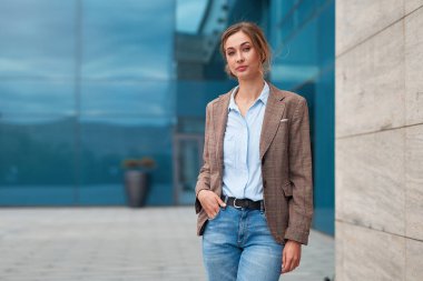 İş kadını başarılı kadın iş adamı açık hava kurumsal binası dış görünüşü Dalgın zarafet sevimli Kafkas özgüveni profesyonel iş kadını orta yaşlı kadın banka çalışanı