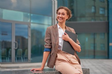 İş kadını başarılı kadın iş adamı dışarıda şirket binasının dış tarafında duran mutlu beyaz kadın iş kadını orta yaşlı kadın girişimci banka çalışanı