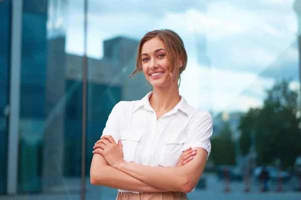 Mujer Negocios Exitosa Mujer Negocios Persona Pie Brazos Cruzados Aire — Foto de Stock