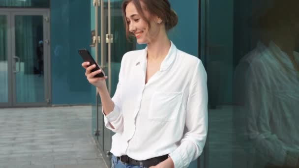 Businesswoman successful woman business person standing outdoor corporate building exterior. Pensive caucasian confidence professional business woman middle age — Stock Video