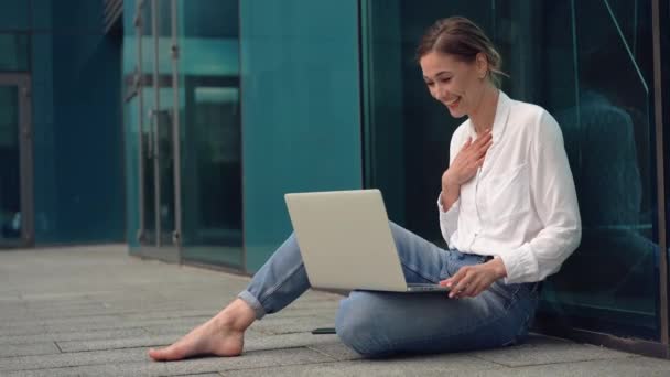 Zakenvrouw succesvolle vrouw zakenman buiten bedrijfsgebouw exterieur. Pensive Kaukasisch vertrouwen professionele zakenvrouw middelbare leeftijd — Stockvideo