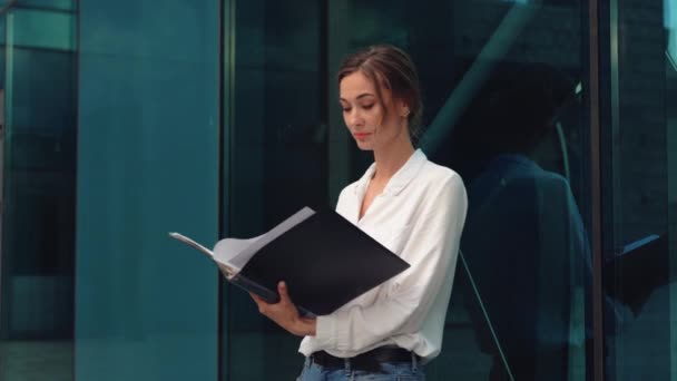 Businesswoman successful woman business person standing outdoor corporate building exterior. Pensiv caucasian confidence professional business woman middle age — Stock Video
