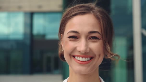 Mujer de negocios exitosa mujer de negocios persona de pie brazos cruzaron exterior edificio corporativo al aire libre. Sonrisa feliz caucásico confianza profesional mujer de negocios de mediana edad — Vídeo de stock