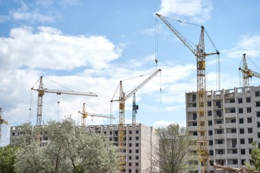 Turna inşaatı mavi bulutlu gökyüzü arkaplanı inşaat tuğlası çok katlı bina. Yaşamak için yeni yerleşim yeri 