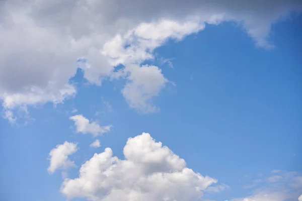 Cielo Blu Con Bianco Soffice Nuvola Estate Soleggiato Giorno Sfondo — Foto Stock