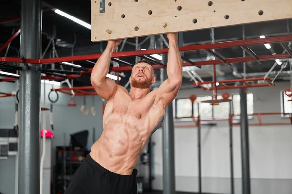 Man Klimmen Pegboard Sportschool Atleet Training Arm Kracht Uithoudingsvermogen Alpinisme — Stockfoto