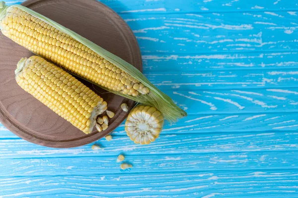 Corn Cob Green Leaves Lies Cutting Board Blue Color Background — Stock Photo, Image