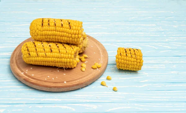 Grilled Hot Corn Cob Lies Cutting Board Plate Blue Wooden — Stock Photo, Image