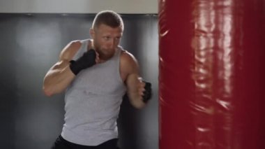 Boksör spor salonu kum torbası boksör kickboksör boks, kapalı alanda egzersiz. Dövüş için hazırlanan kalp egzersizi. 