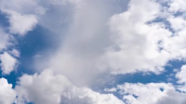 Modrá Obloha Bílým Nadýchaný Oblak Léto Slunečný Den Pozadí — Stock video