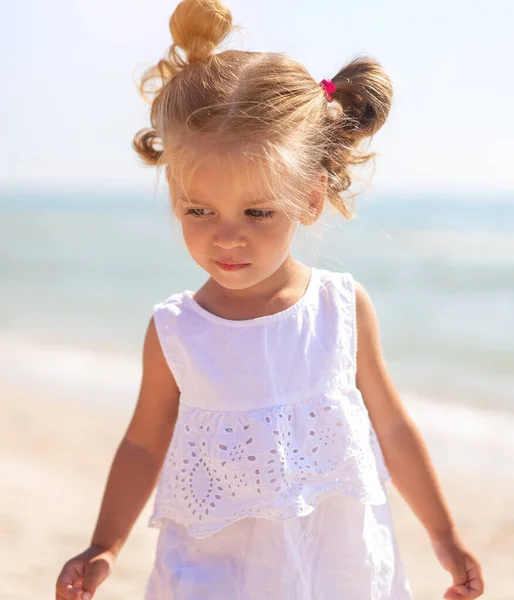 Malá Běloška Roky Chodí Podél Mořského Pobřeží Roztomilý Portrét Dítěte — Stock fotografie
