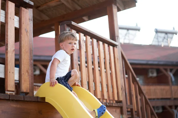 Petit Garçon Toboggan Terrain Jeu Enfance Active Profitez Été Enfant — Photo