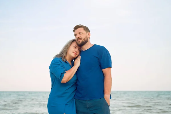 Hombre Abrazando Mujer Pie Playa Mar Relación Romántica Las Vacaciones — Foto de Stock