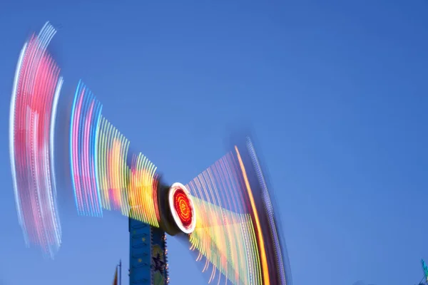 Rozmazaný Efekt Zábavního Parku Abstraktní Osvětlené Pozadí Spinning Rozostřené Karneval — Stock fotografie