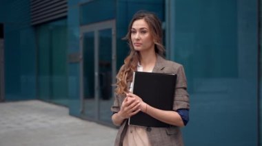 İş kadını başarılı kadın iş adamı dışarıda şirket binasının dış tarafında duruyor. Dalgın Kafkas güveni profesyonel iş kadını orta yaşlı 