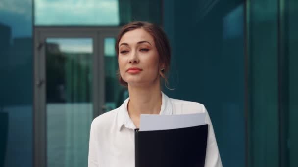 Zakenvrouw succesvolle vrouw zakenman staande buiten corporate building exterieur. Pensiv Kaukasisch vertrouwen professionele zakenvrouw middelbare leeftijd — Stockvideo