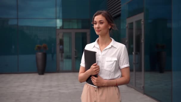 Empresária bem sucedida mulher empresária em pé exterior do edifício corporativo ao ar livre. Pensivo caucasiano confiança profissional mulher de negócios meia-idade — Vídeo de Stock