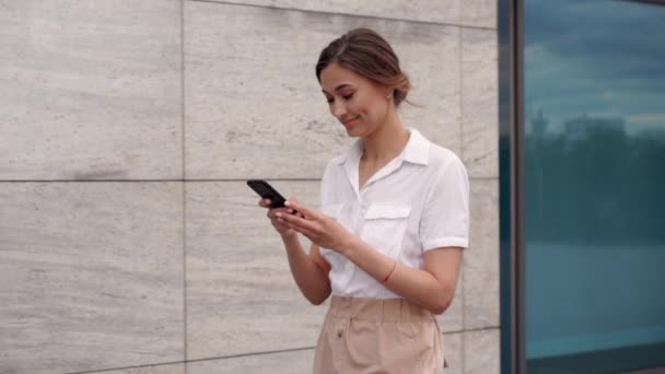 Empresaria exitosa mujer de negocios persona prisa caminar al aire libre edificio corporativo exterior. Pensativo caucásico confianza profesional mujer de negocios de mediana edad — Vídeo de stock