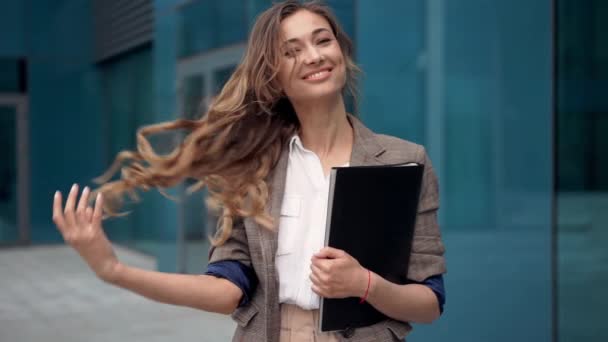 Businesswoman úspěšná žena obchodní osoba stojící venku slaví vítězství firemní budovy exteriér. — Stock video