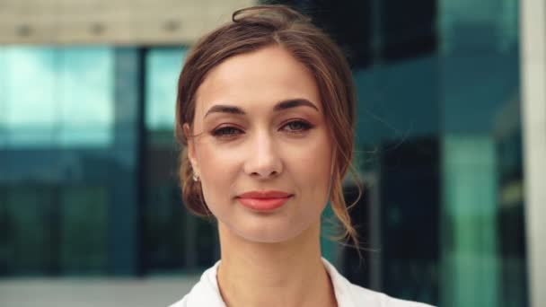 Bizneswoman sukcesu kobieta biznes osoba stojąca ramiona przekroczył zewnątrz budynku korporacyjnego zewnątrz. uśmiech szczęśliwy kaukaski zaufanie profesjonalny biznes kobieta średni wiek — Wideo stockowe