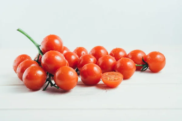 Черри Помидоры Белом Деревянном Столе Сочные Овощи Здоровое Питание Вегетарианская — стоковое фото