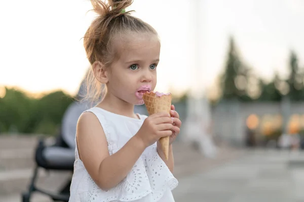 Petite Fille Caucasienne Ans Mange Crème Glacée Gros Plan Portrait — Photo