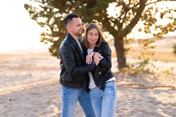 Feliz Lindo Adorable Pareja Adulta Chaqueta Cuero Jeans Hombre Con — Foto de Stock