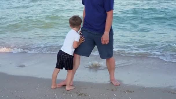 Πατέρας γιος περνούν χρόνο μαζί διακοπές στη θάλασσα Νεαρός πατέρας παιδί μικρό αγόρι με τα πόδια παραλία — Αρχείο Βίντεο