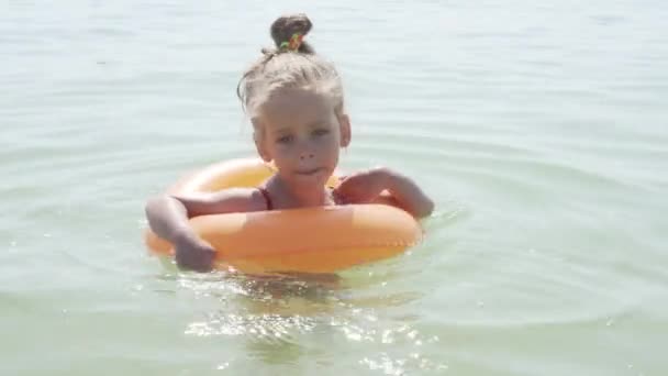Kind zwemt zee opblaasbare ring. gevaar van verdrinking Veiligheidsuitrusting, kinderboei — Stockvideo
