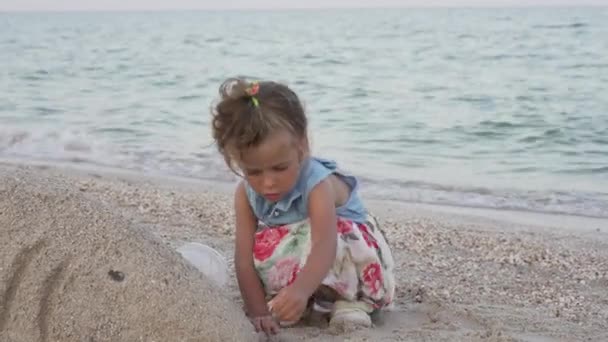玩沙滩的孩子小女孩独自玩悲伤的暑假 — 图库视频影像