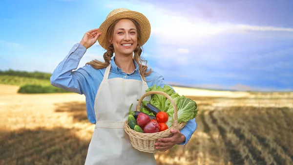 Žena Zemědělec Sláma Klobouk Drží Koš Zelenina Cibule Rajčatový Salát — Stock fotografie
