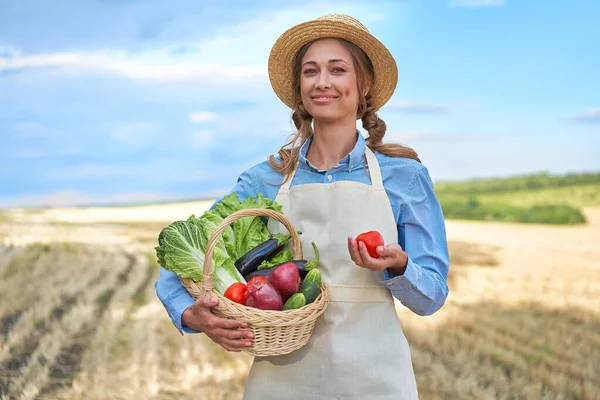 Kvinna Bonde Halm Hatt Innehav Korg Grönsak Lök Tomat Sallad — Stockfoto