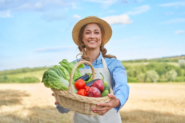 Kvinna Bonde Halm Hatt Innehav Korg Grönsak Lök Tomat Sallad — Stockfoto