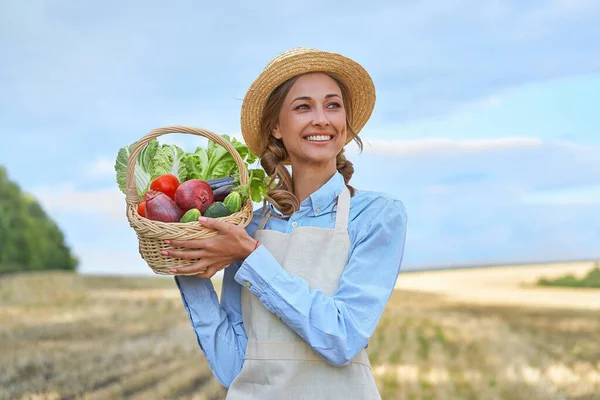 Mujer Agricultora Sombrero Paja Sosteniendo Cesta Cebolla Vegetal Tomate Ensalada —  Fotos de Stock