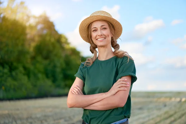 Kvinna Bonde Halm Hatt Stående Jordbruksmark Ler Kvinna Agronomist Specialist — Stockfoto