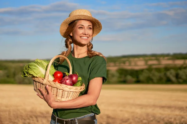 Mulher Agricultor Chapéu Palha Segurando Cesta Cebola Vegetal Salada Tomate — Fotografia de Stock