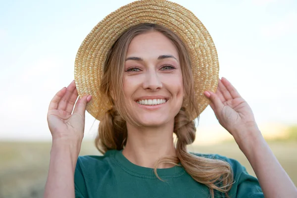 Woman Farmer Straw Hat Standing Farmland Smiling Female Agronomist Specialist — Stock Photo, Image