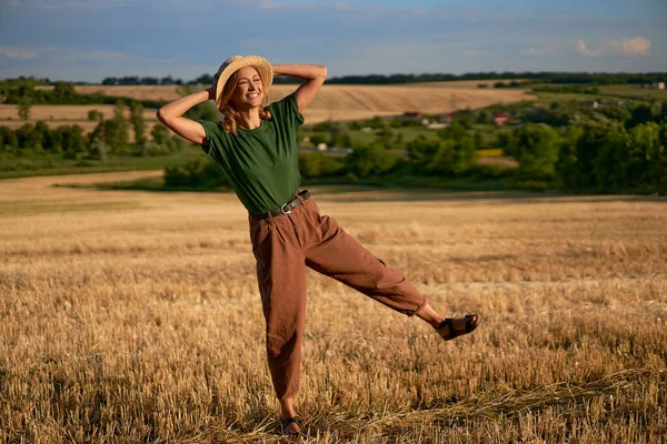 女性農家わら帽子立っ農地笑顔女性農学者専門農業ビジネス幸せな正の原因アジアの労働者農業フィールドプリティーガールデニムジーンズ緑のTシャツ収穫ジャンプ — ストック写真