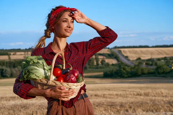 Žena Zemědělec Drží Koš Zelenina Cibule Rajčatový Salát Okurka Stojící — Stock fotografie