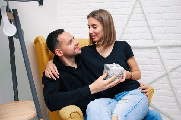 Retrato Pareja Joven Una Acogedora Habitación Hombre Sienta Una Silla — Foto de Stock